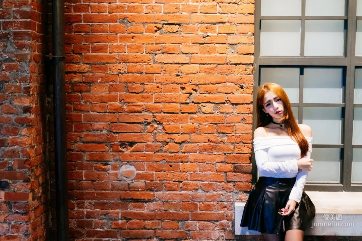 [Taiwan Beauties] Dora Zhou Yingxin Street Snap Long Boots Black Stockings Leather Skirt Photo Set photo 17