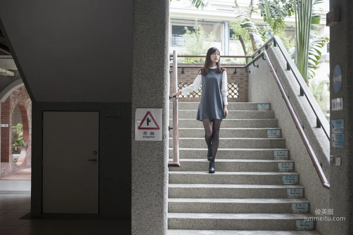 [Taiwan Beauties] Lijia Peng (Lady Yiyi), Black Stockings Under the Cherry Blossoms Photo Set photo 8