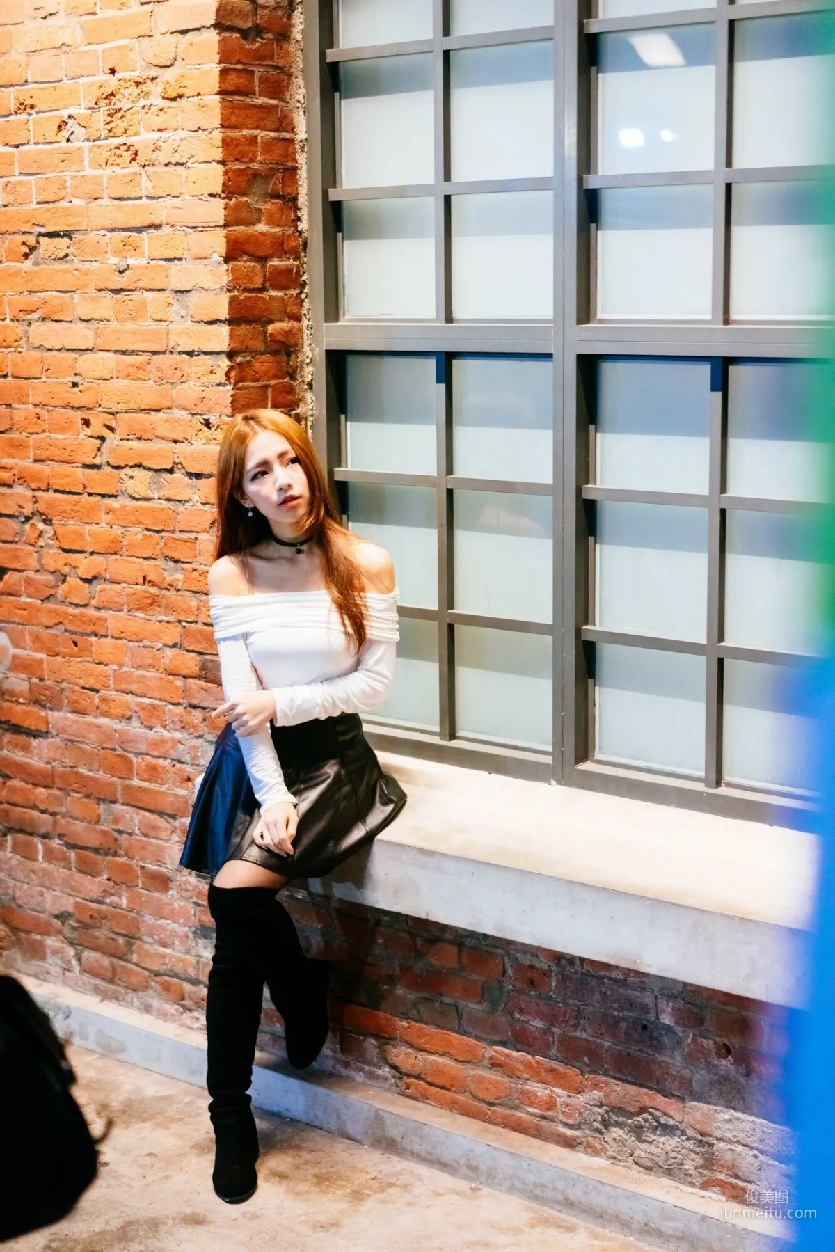 [Taiwan Beauties] Dora Zhou Yingxin Street Snap Long Boots Black Stockings Leather Skirt Photo Set photo 15