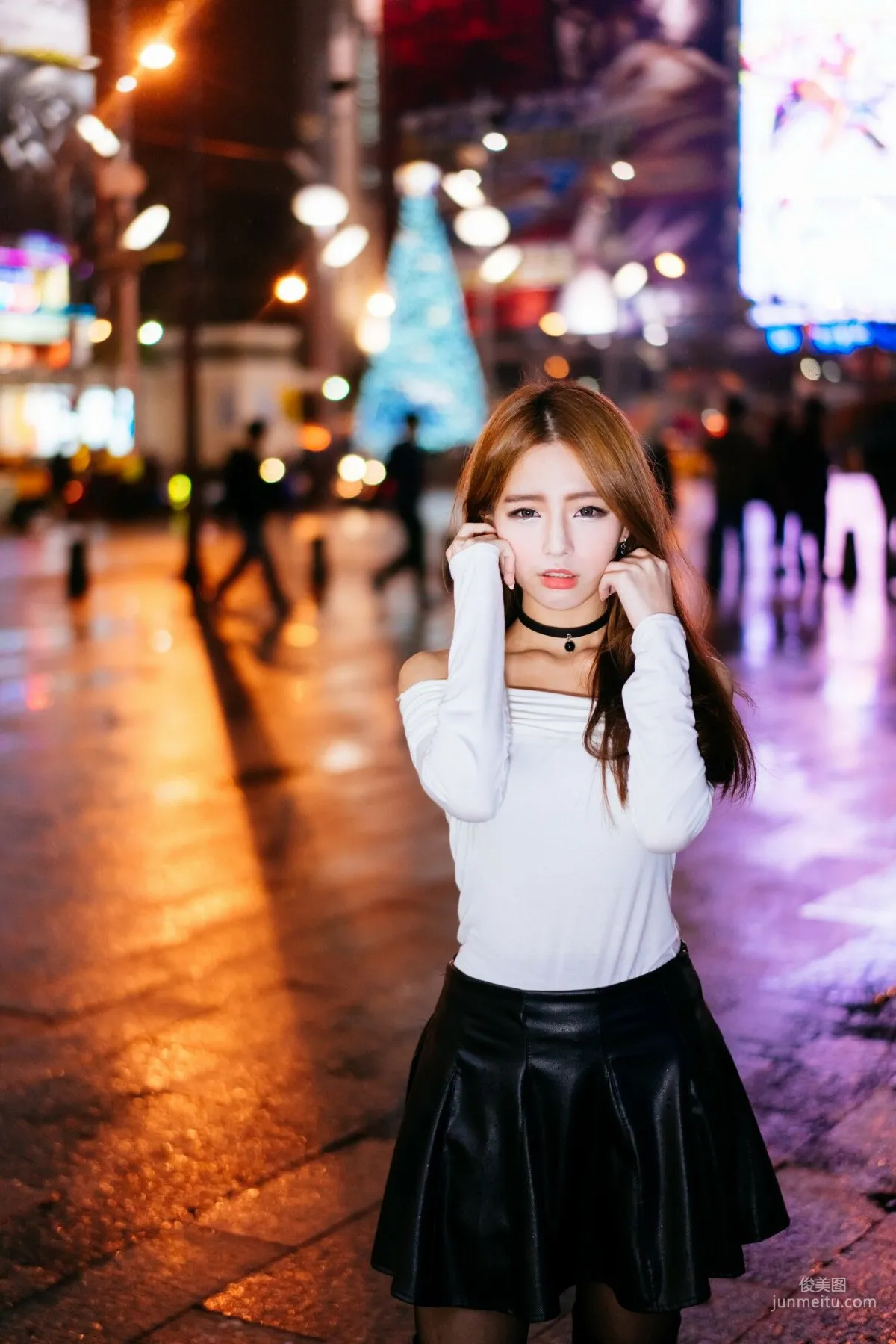 [Taiwan Beauties] Dora Zhou Yingxin Street Snap Long Boots Black Stockings Leather Skirt Photo Set photo 42