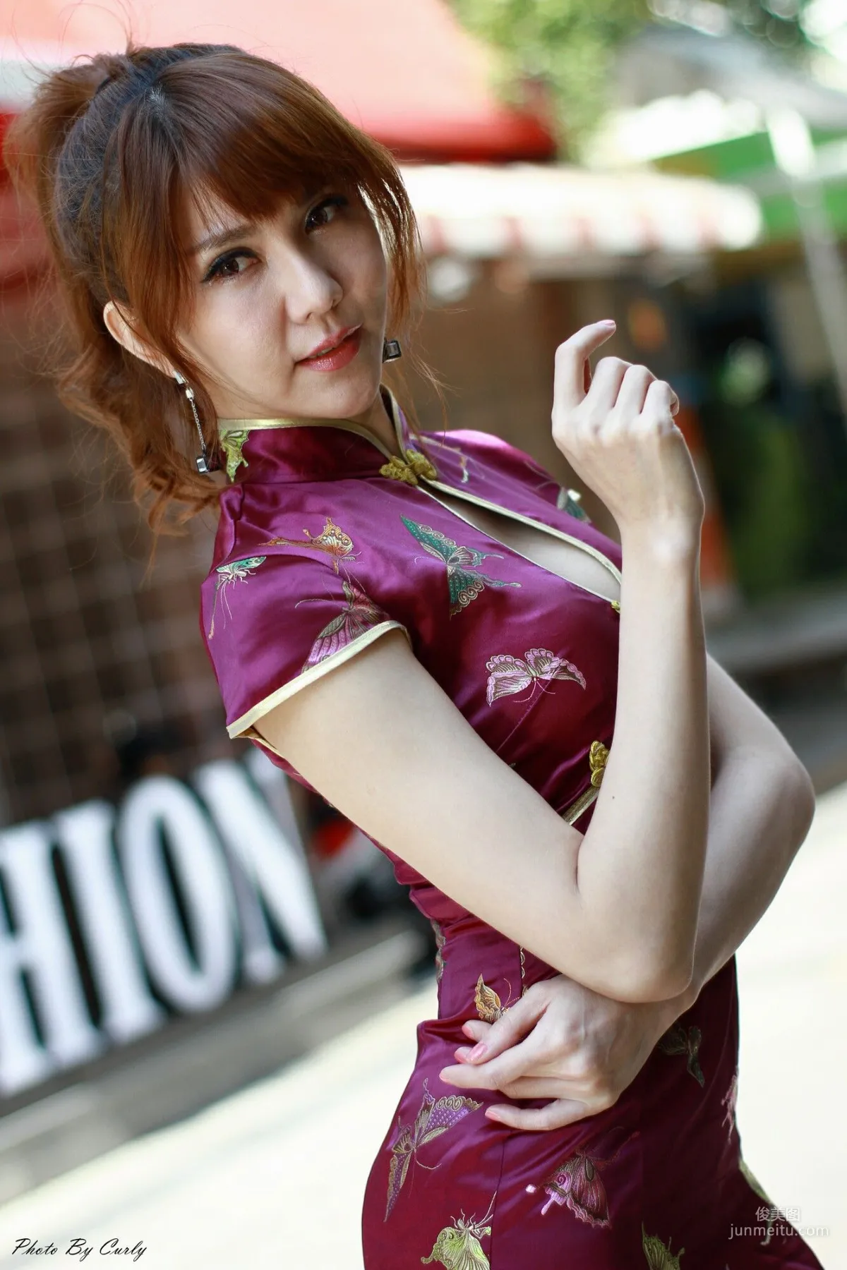 [Taiwan Internet Celebrity Beauty] Huang Shuhua Maggie 《Xinjuejiang Shopping District, Qipao Series》 Photo Set photo 53