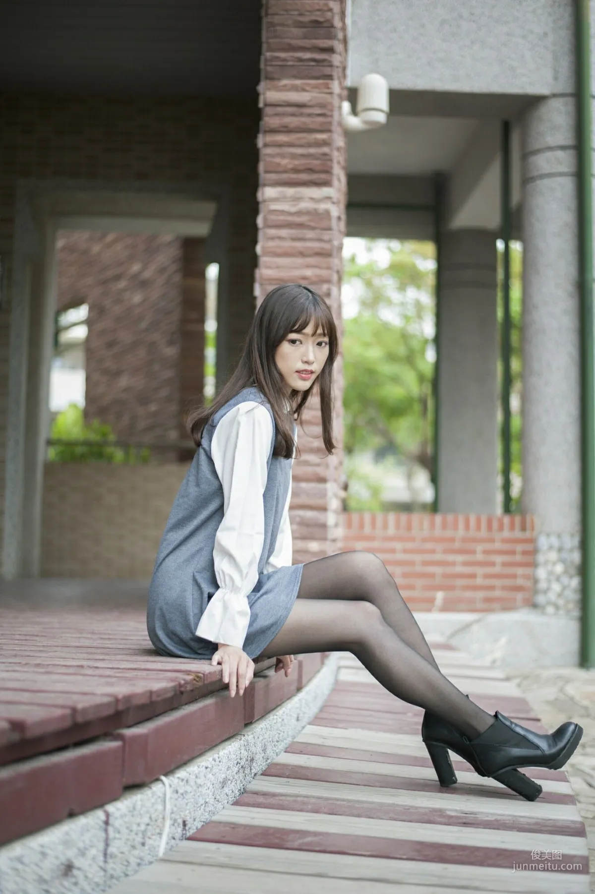 [Taiwan Beauties] Lijia Peng (Lady Yiyi), Black Stockings Under the Cherry Blossoms Photo Set photo 27