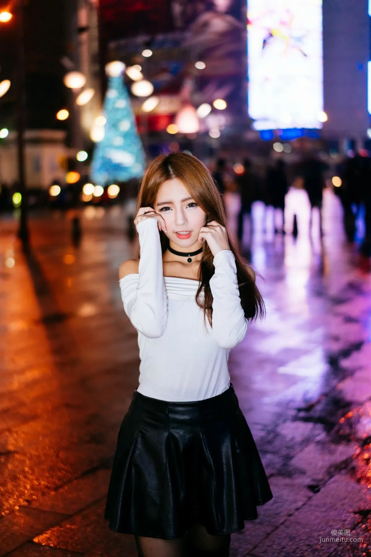 [Taiwan Beauties] Dora Zhou Yingxin Street Snap Long Boots Black Stockings Leather Skirt Photo Set photo 43