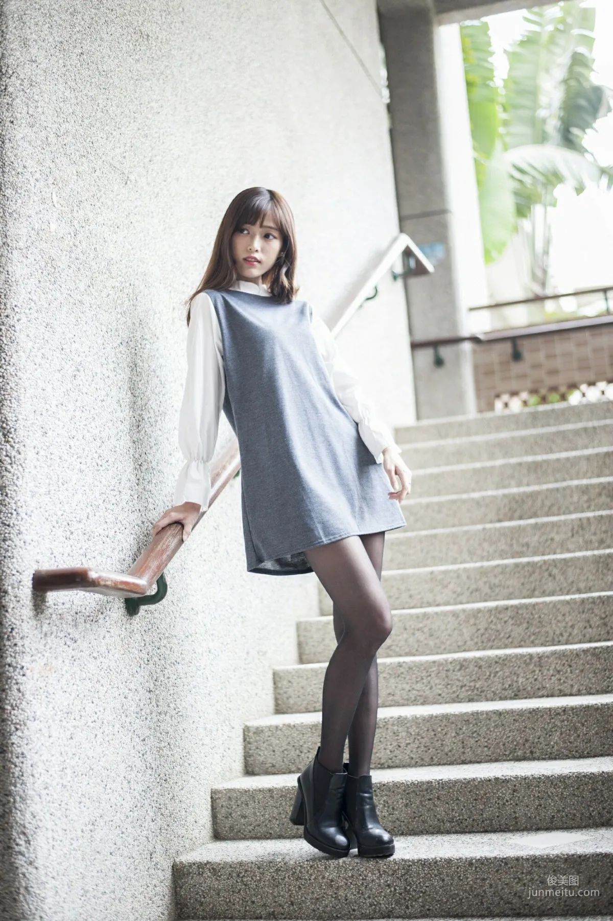 [Taiwan Beauties] Lijia Peng (Lady Yiyi), Black Stockings Under the Cherry Blossoms Photo Set photo 9