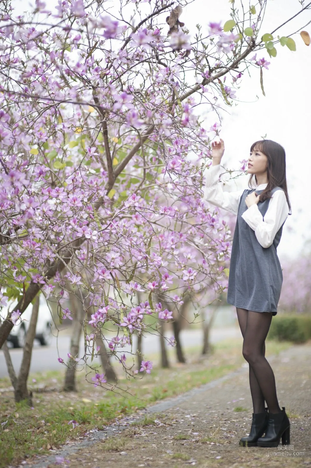 [Taiwan Beauties] Lijia Peng (Lady Yiyi), Black Stockings Under the Cherry Blossoms Photo Set photo 32