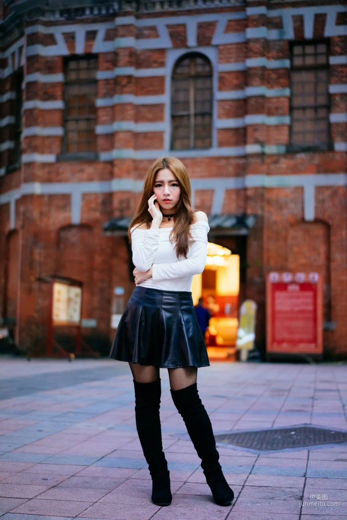 [Taiwan Beauties] Dora Zhou Yingxin Street Snap Long Boots Black Stockings Leather Skirt Photo Set photo 3