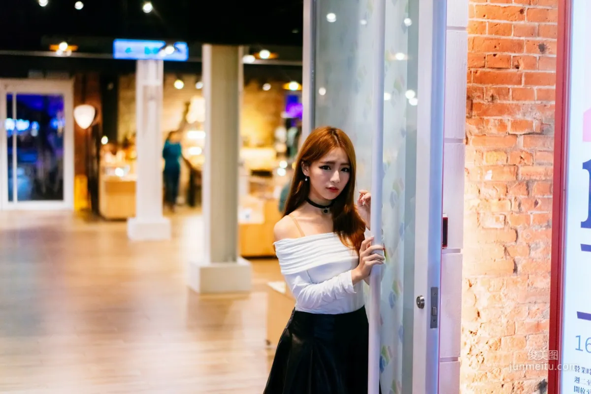 [Taiwan Beauties] Dora Zhou Yingxin Street Snap Long Boots Black Stockings Leather Skirt Photo Set photo 25