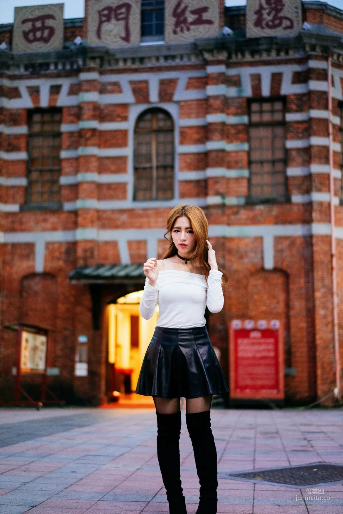 [Taiwan Beauties] Dora Zhou Yingxin Street Snap Long Boots Black Stockings Leather Skirt Photo Set photo 1
