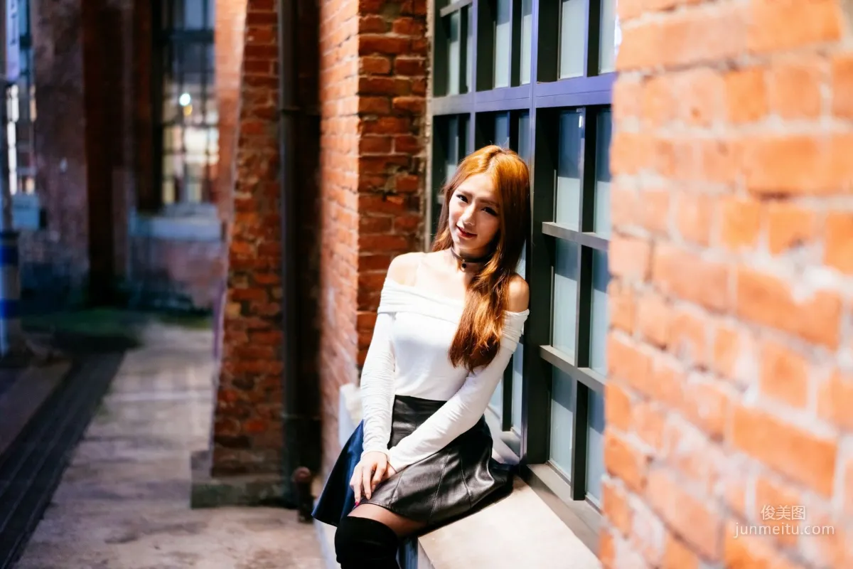 [Taiwan Beauties] Dora Zhou Yingxin Street Snap Long Boots Black Stockings Leather Skirt Photo Set photo 21