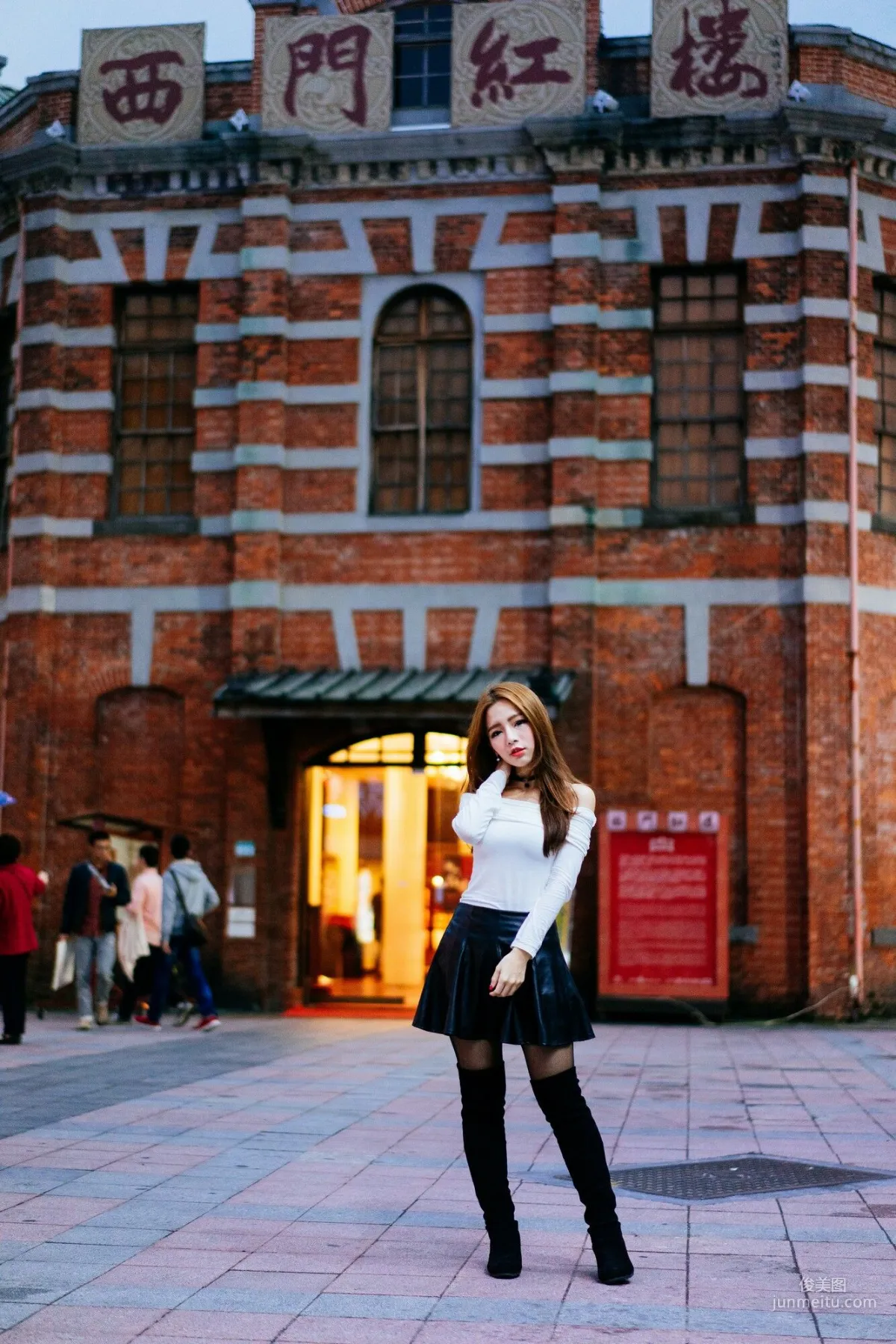 [Taiwan Beauties] Dora Zhou Yingxin Street Snap Long Boots Black Stockings Leather Skirt Photo Set photo 2