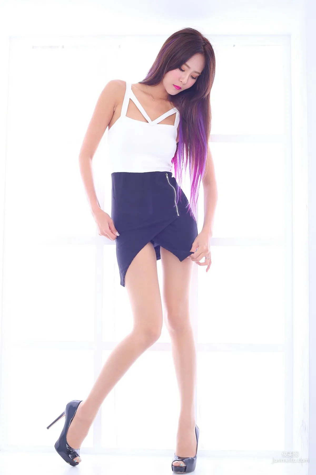 [Taiwan Beauties] Winnie Xiaoxue / Zhuang Wenni - Outdoor Shoot Ultra Short Skirt Beautiful Legs Photo Collection Photo Set photo 8