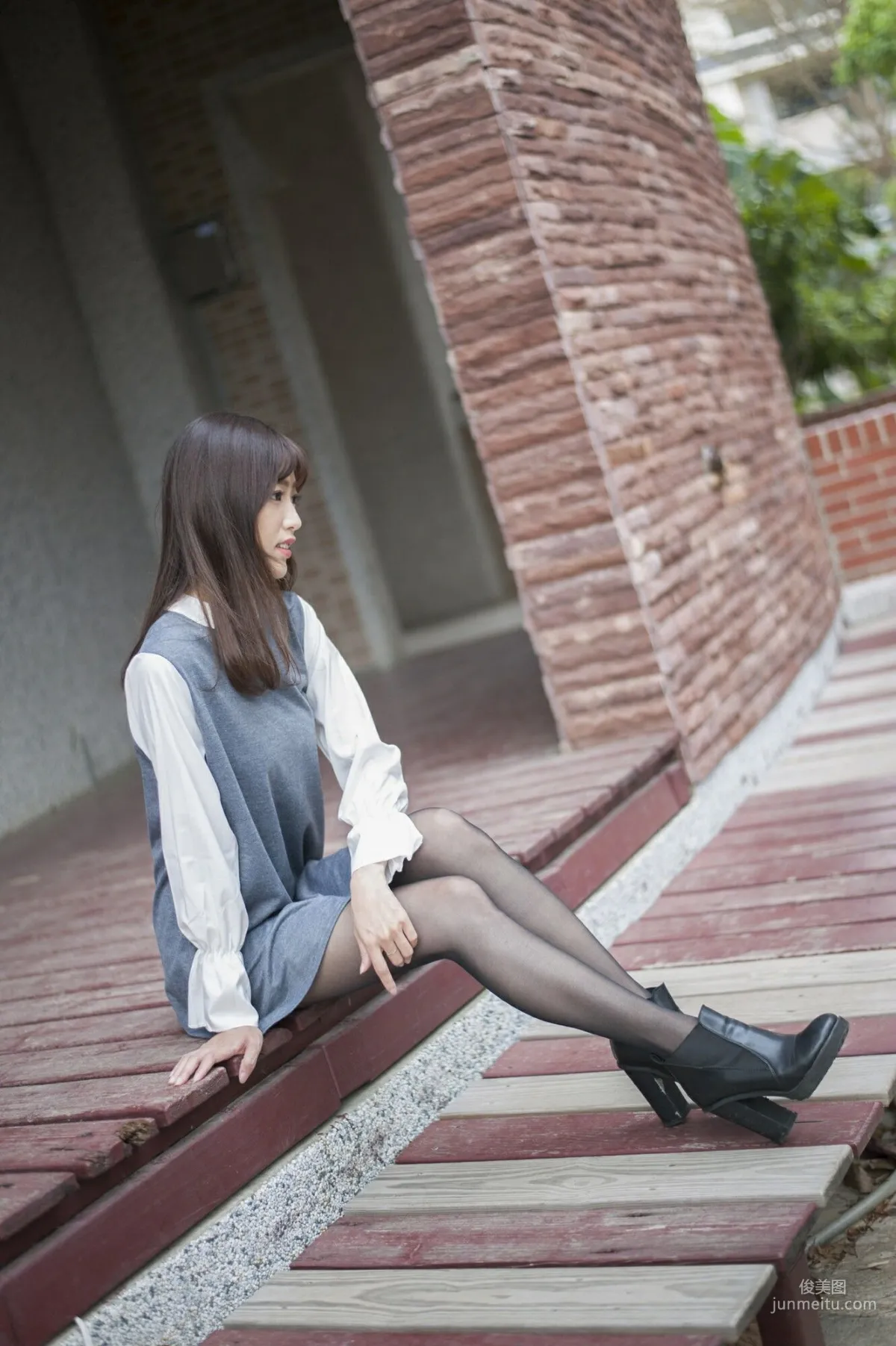 [Taiwan Beauties] Lijia Peng (Lady Yiyi), Black Stockings Under the Cherry Blossoms Photo Set photo 26