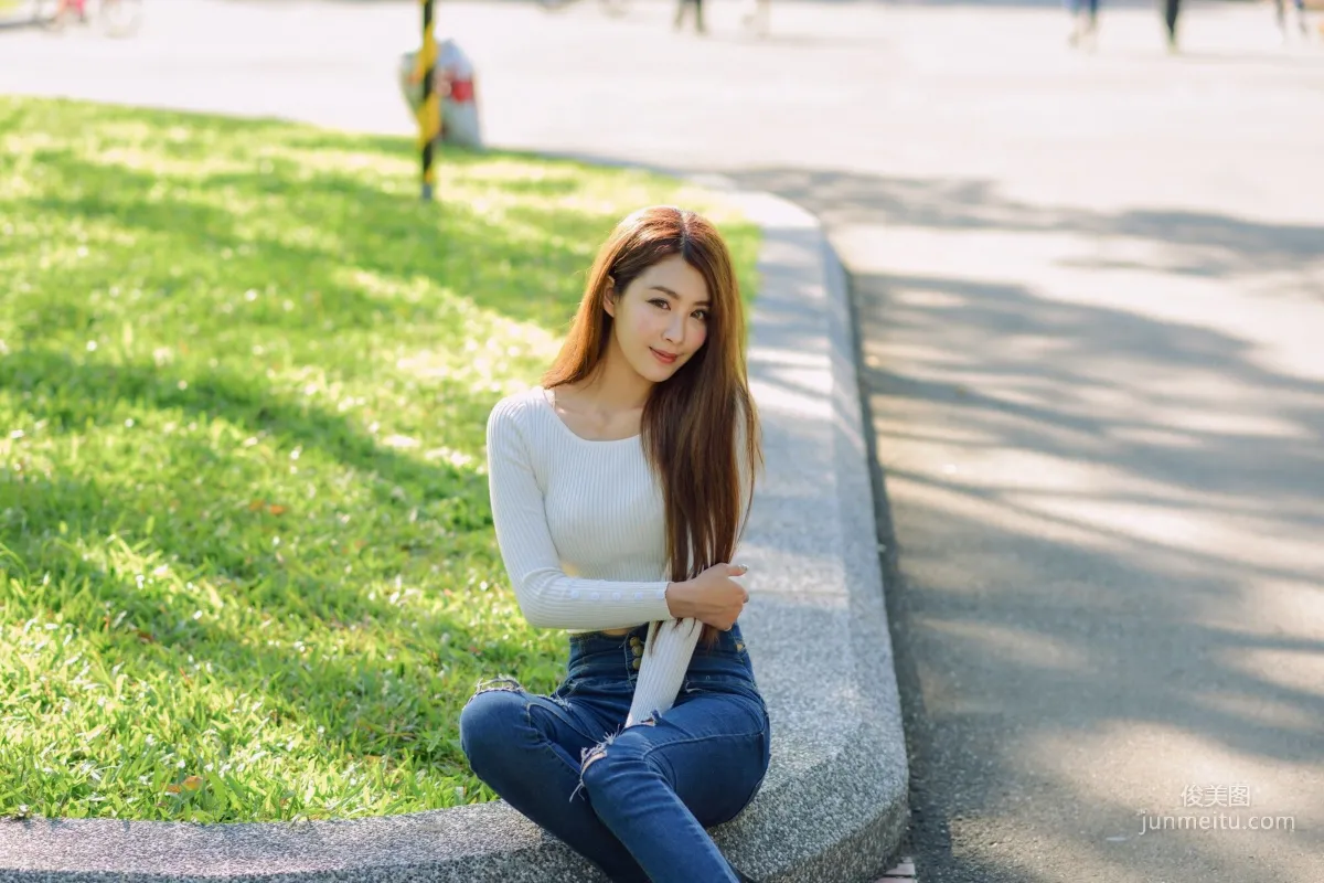 [Taiwan Young Model] Xia Qing Miso Park Denim Tight Pants and Beautiful Legs Photo Set photo 8