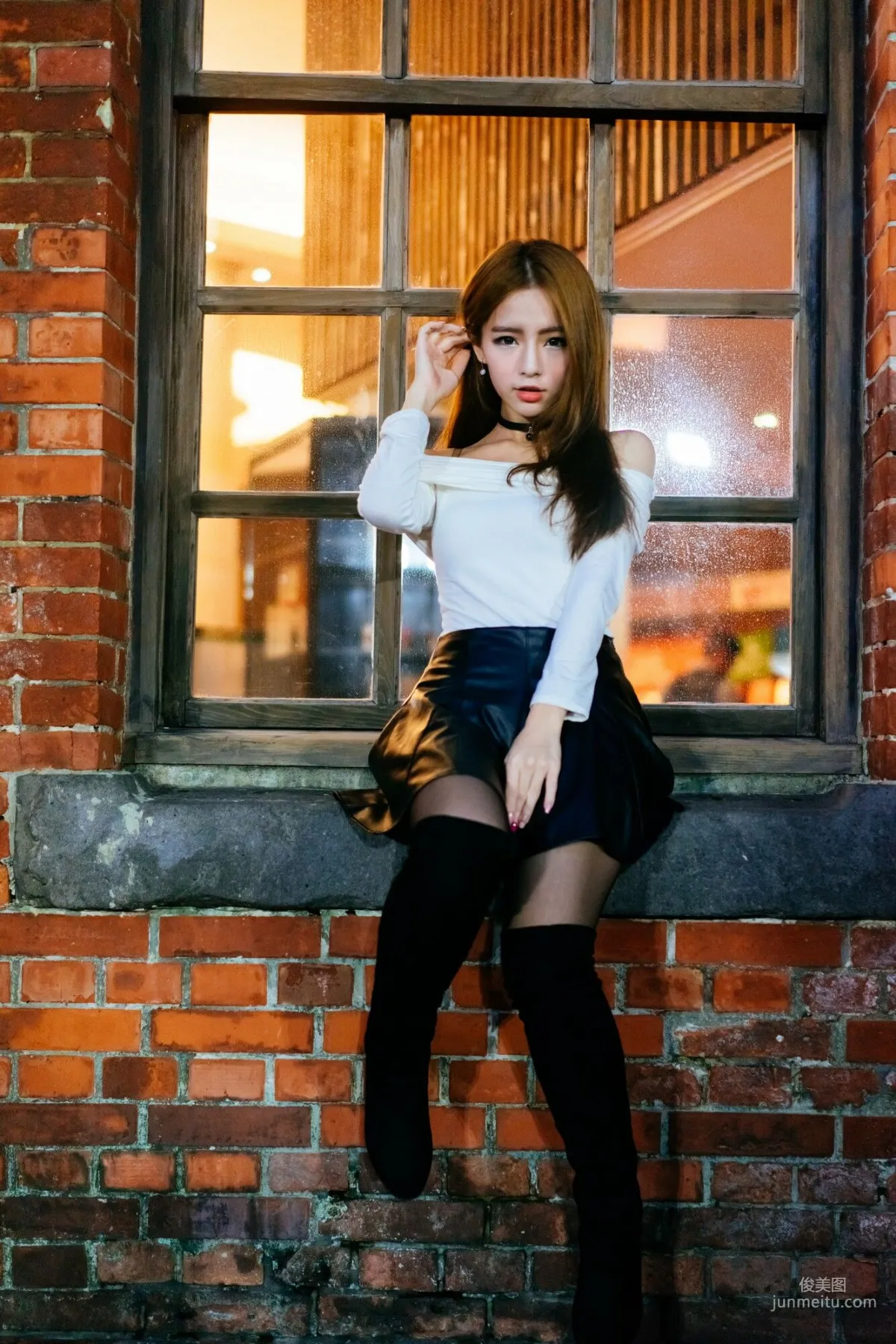 [Taiwan Beauties] Dora Zhou Yingxin Street Snap Long Boots Black Stockings Leather Skirt Photo Set photo 12