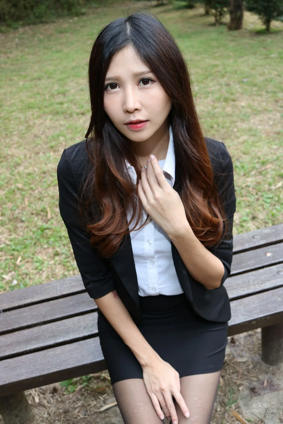 [Taiwan Beauties] Zooey 'Chinese University OL Black Stockings Beautiful Legs' Photo Set photo 32