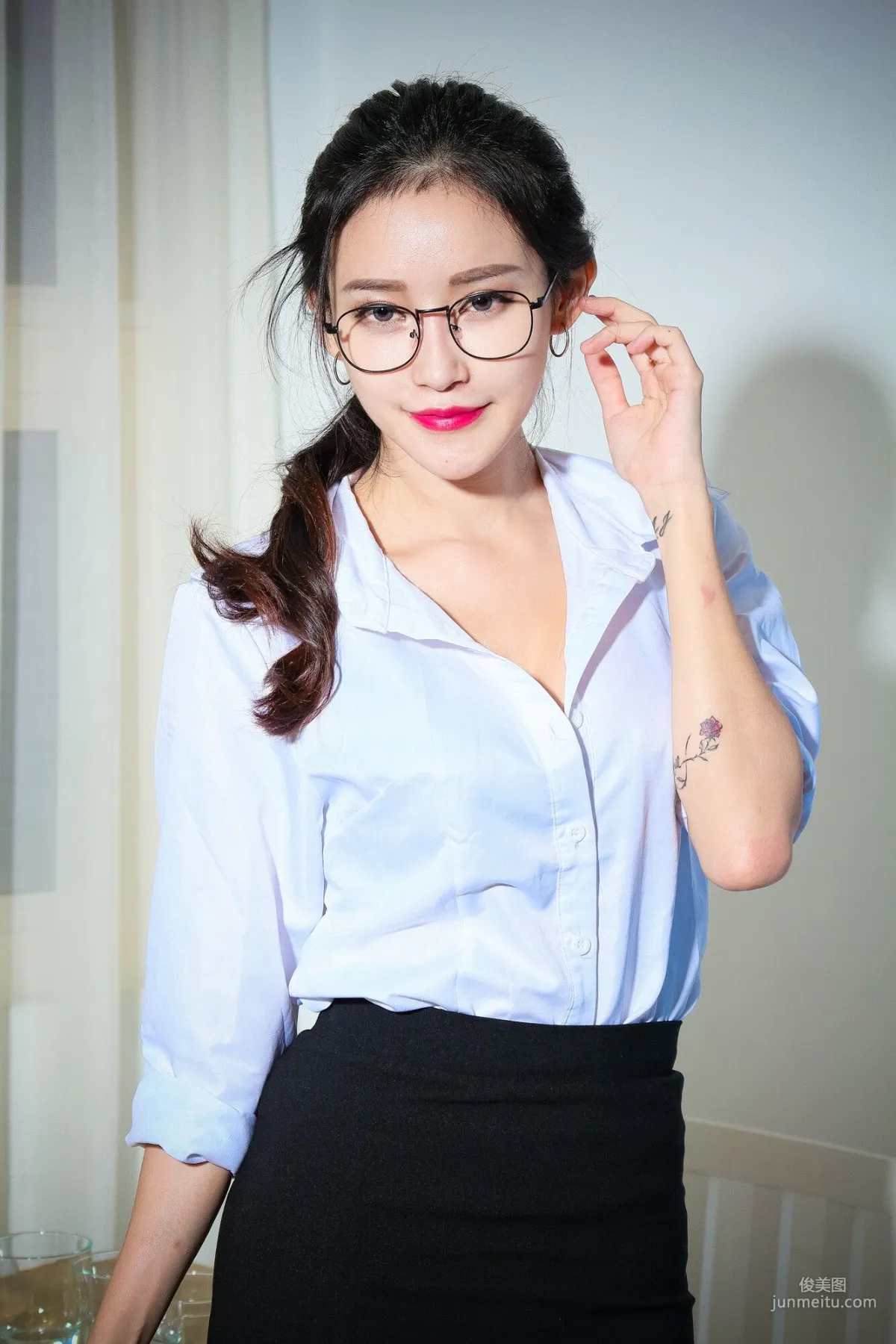 [Taiwan Beauties] Avril Zhan 'Sexy OL Black Stockings and Hip-Wrapped Lingerie Bust Show' Photo Set photo 1