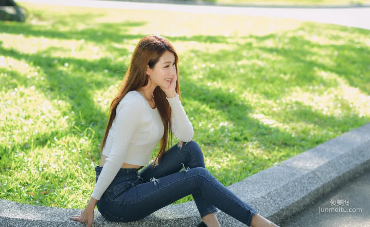 [Taiwan Young Model] Xia Qing Miso Park Denim Tight Pants and Beautiful Legs Photo Set photo 6