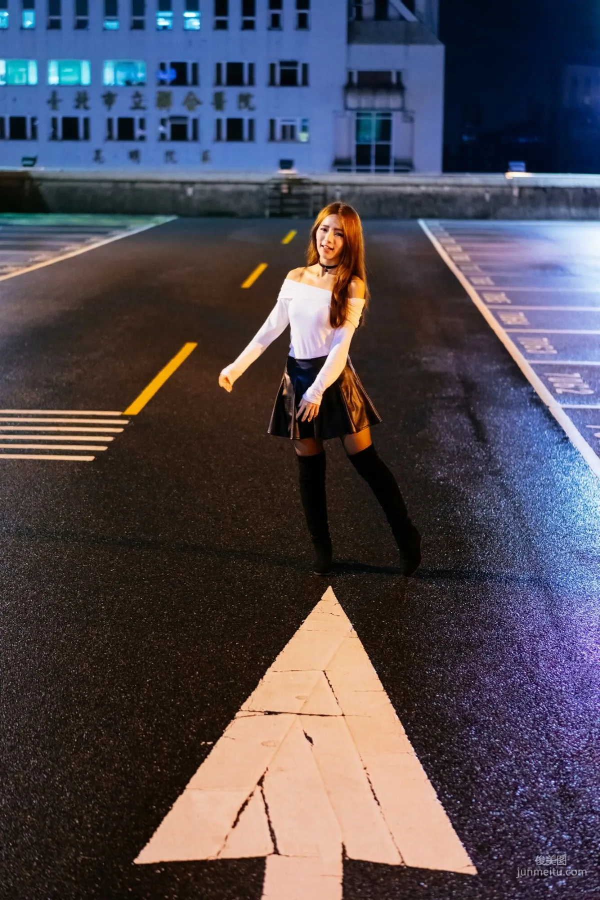 [Taiwan Beauties] Dora Zhou Yingxin Street Snap Long Boots Black Stockings Leather Skirt Photo Set photo 56