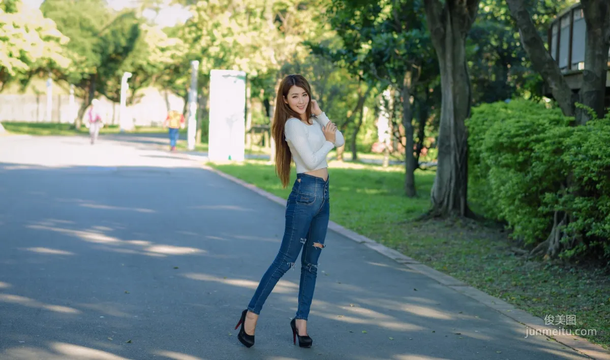 [Taiwan Young Model] Xia Qing Miso Park Denim Tight Pants and Beautiful Legs Photo Set photo 13