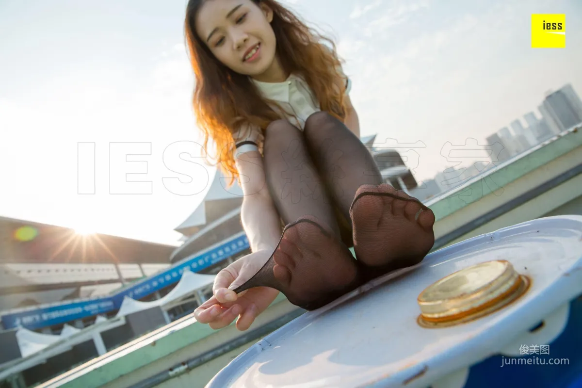 Nuan Nuan "Look! There's a Black Stockings Girl on the Rooftop" [IESS] Silk Enjoyer 237 Photo Set photo 14