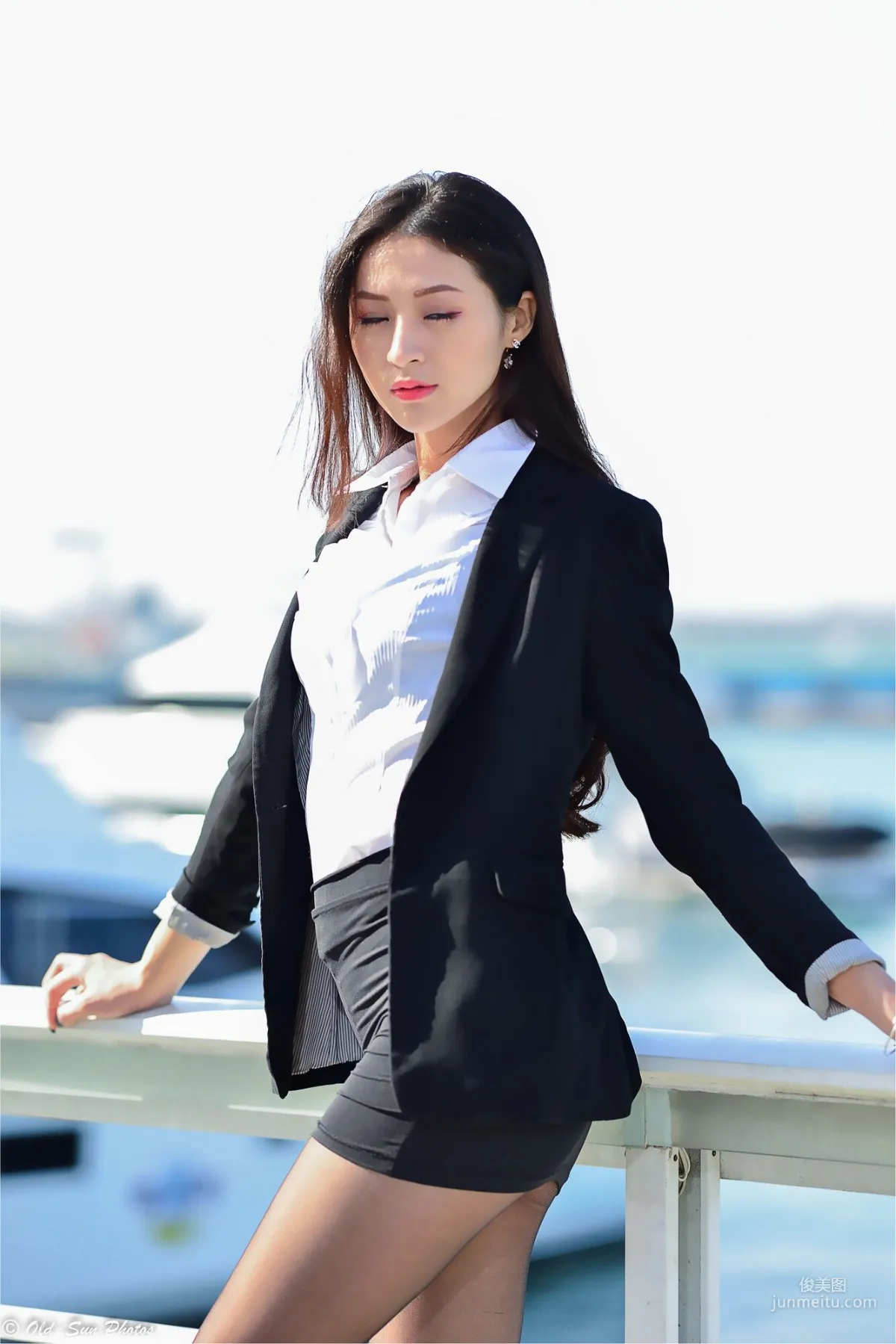 [台灣女神] 小梵《展覽館旁OL街拍》 寫真集 74