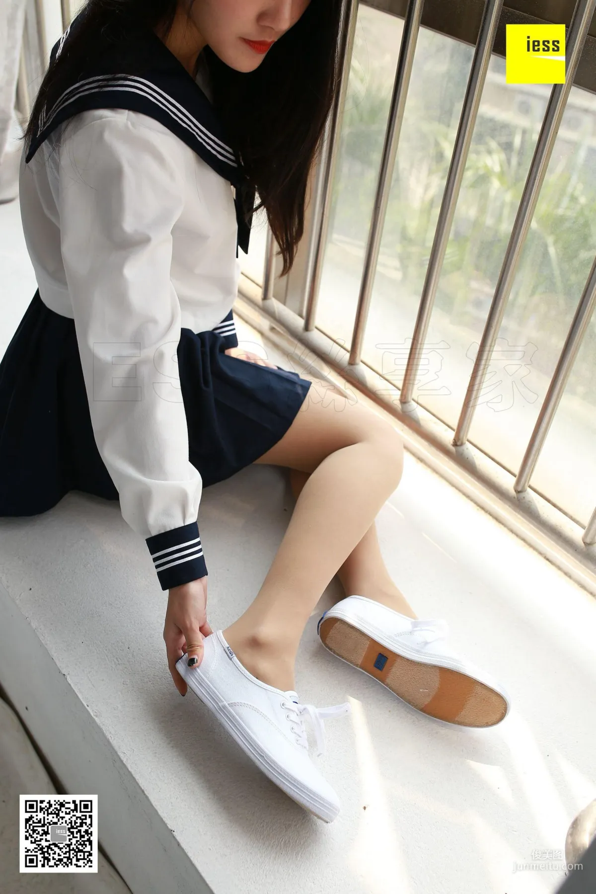 婉萍 《第一次涂指甲油的婉萍》 [异思趣向IESS] 丝享家216 写真集16