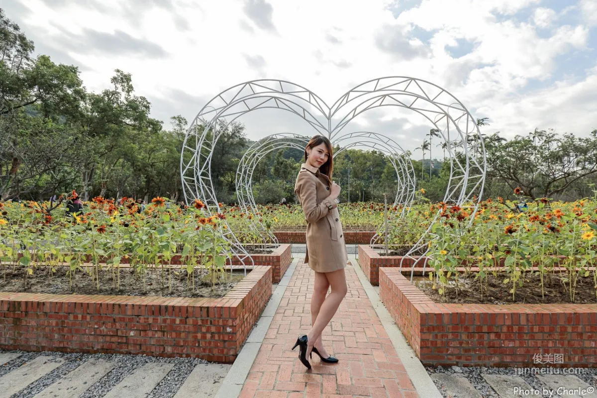 [Taiwan Beauties] Ai Lin, Shilin Residence Outdoor Shoot (Three Outfits Total) Photo Set photo 16