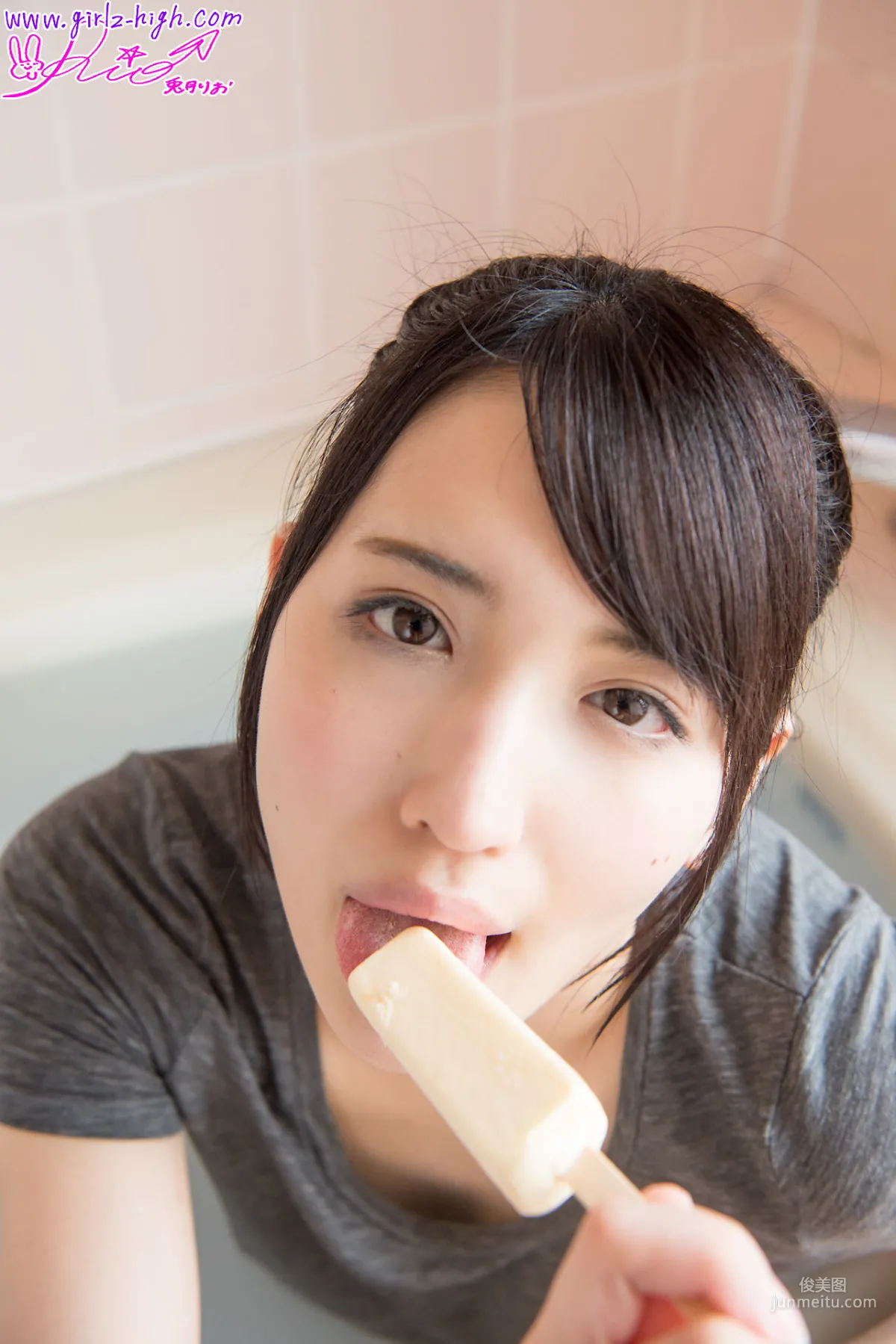兎月りお《りおの疼いちゃう》ノーブラTシャツ [Girlz-High] 写真集3