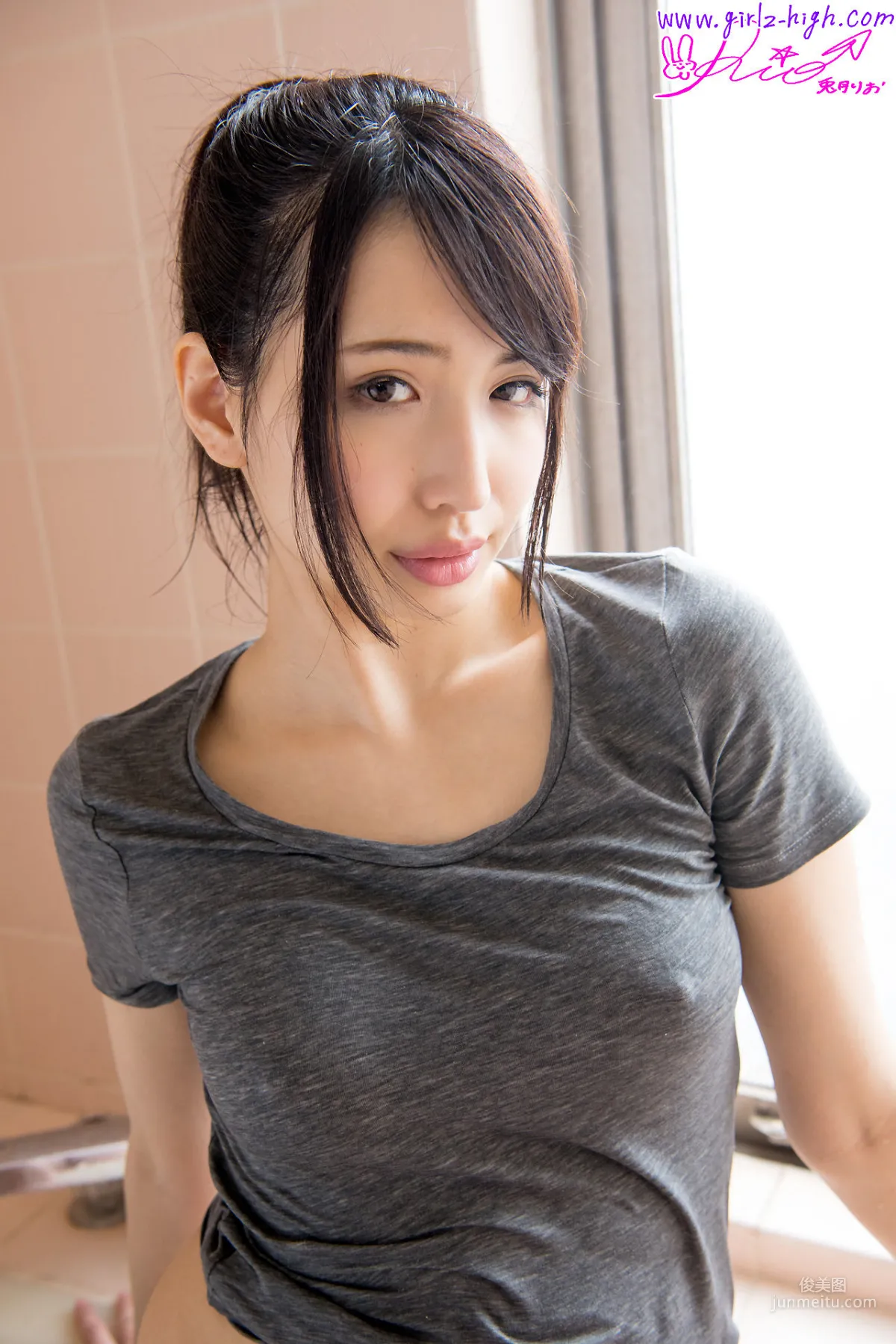 兎月りお《りおの疼いちゃう》ノーブラTシャツ [Girlz-High] 写真集20