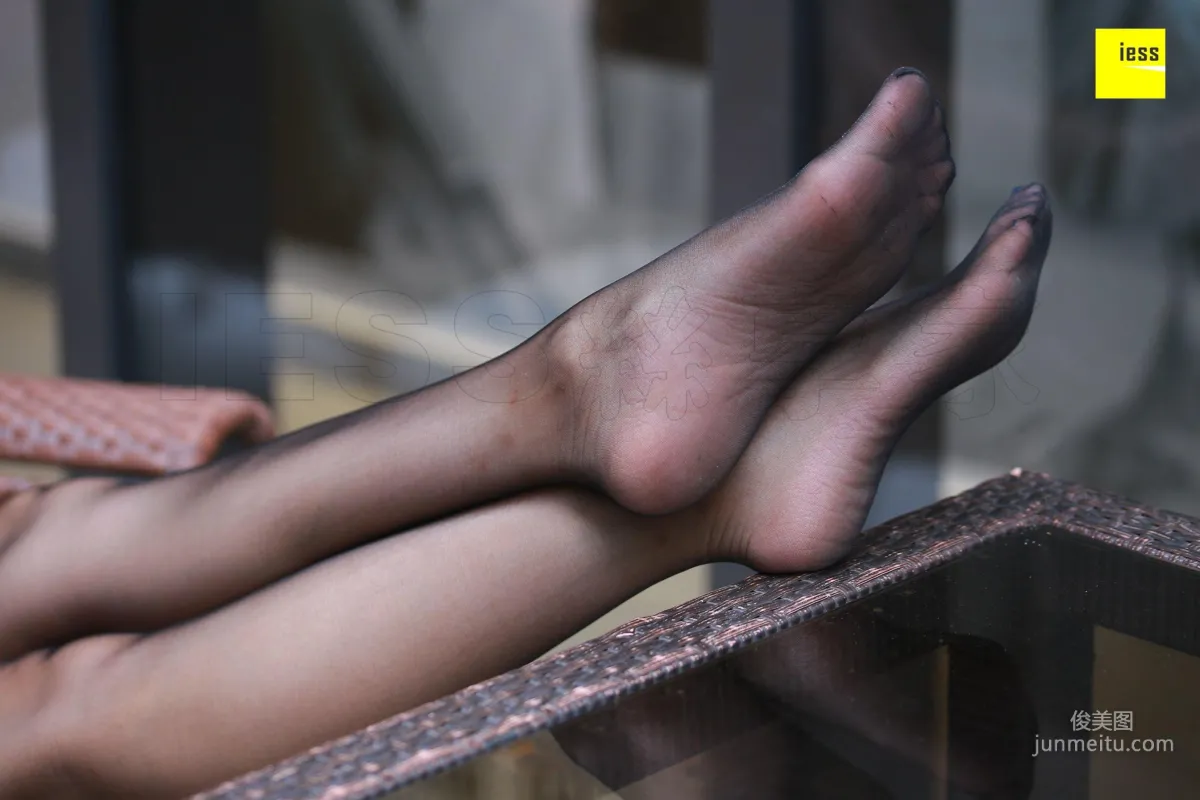 Lama Junjun "Office Lady Hot Mom Plays with Shoes Outdoors" [IESS] Silk Enjoyer 256 Photo Set photo 48