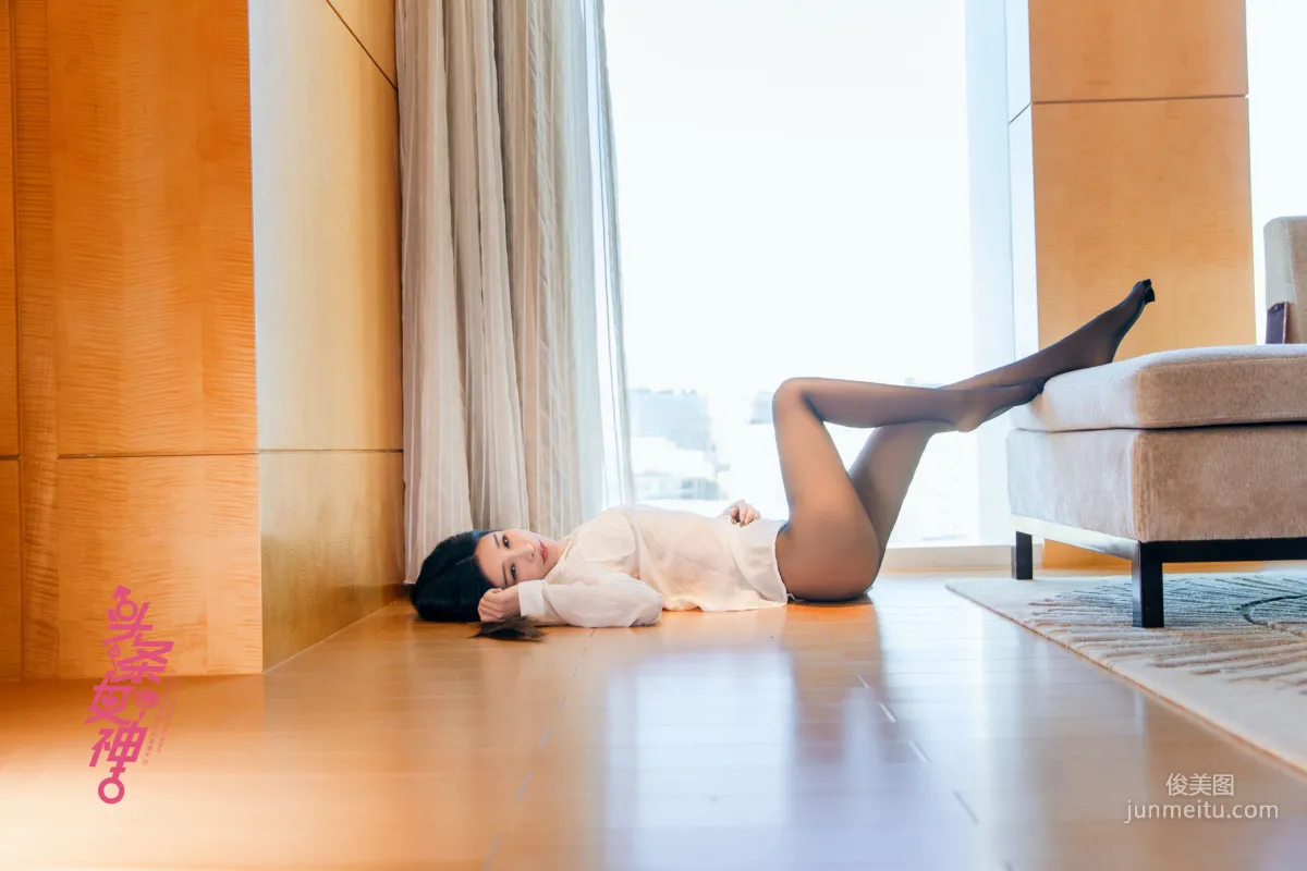 Chun Xiaoxi / Mengmeng, Black Silk LOGO, Show Legs That Are a Feast [TouTiao Goddess] Photo Set photo 11