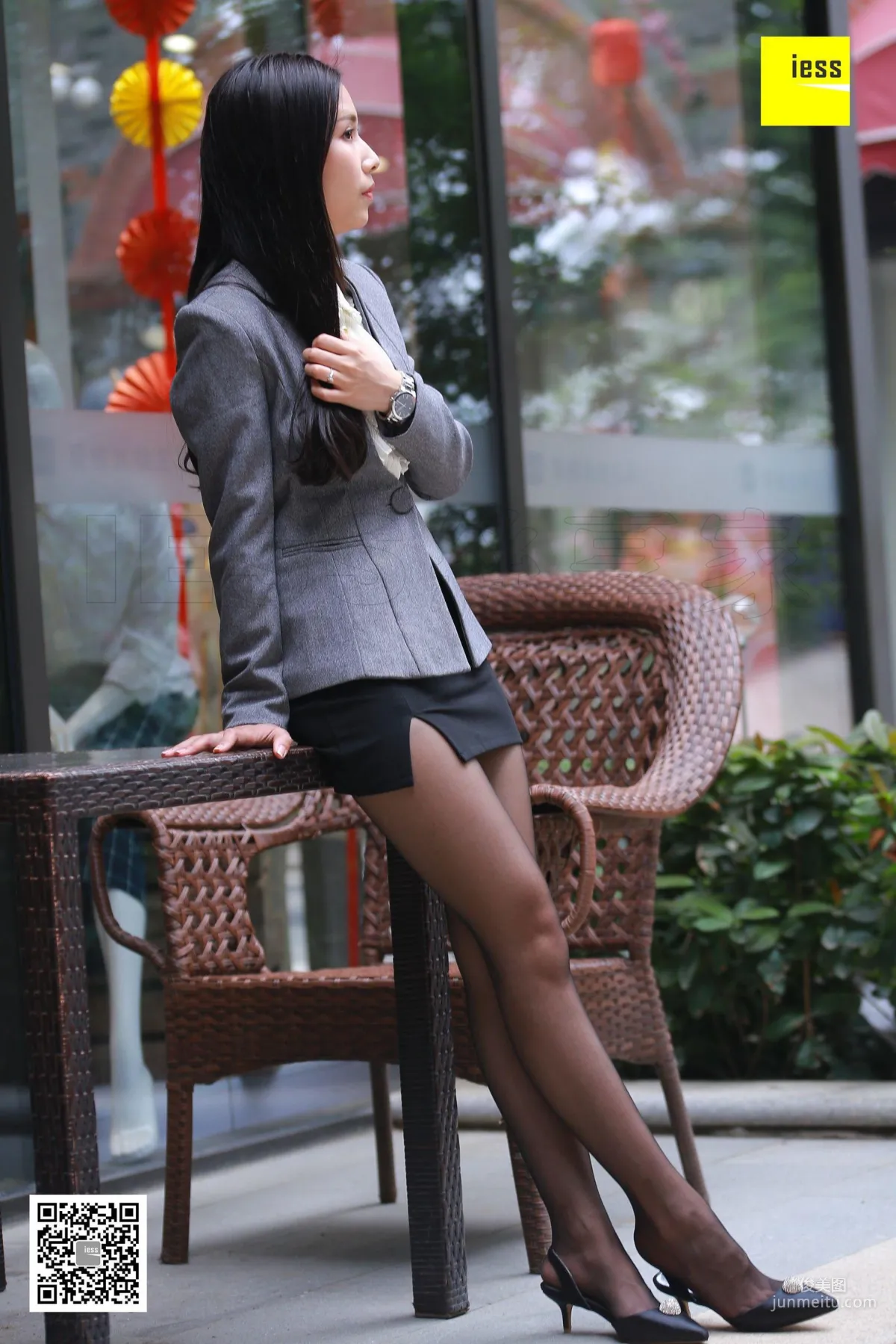 Lama Junjun "Office Lady Hot Mom Plays with Shoes Outdoors" [IESS] Silk Enjoyer 256 Photo Set photo 78