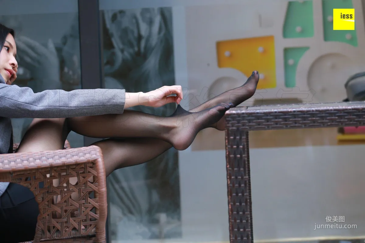 Lama Junjun "Office Lady Hot Mom Plays with Shoes Outdoors" [IESS] Silk Enjoyer 256 Photo Set photo 46