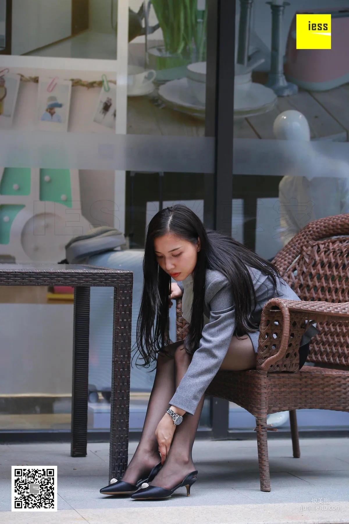 Lama Junjun "Office Lady Hot Mom Plays with Shoes Outdoors" [IESS] Silk Enjoyer 256 Photo Set photo 2