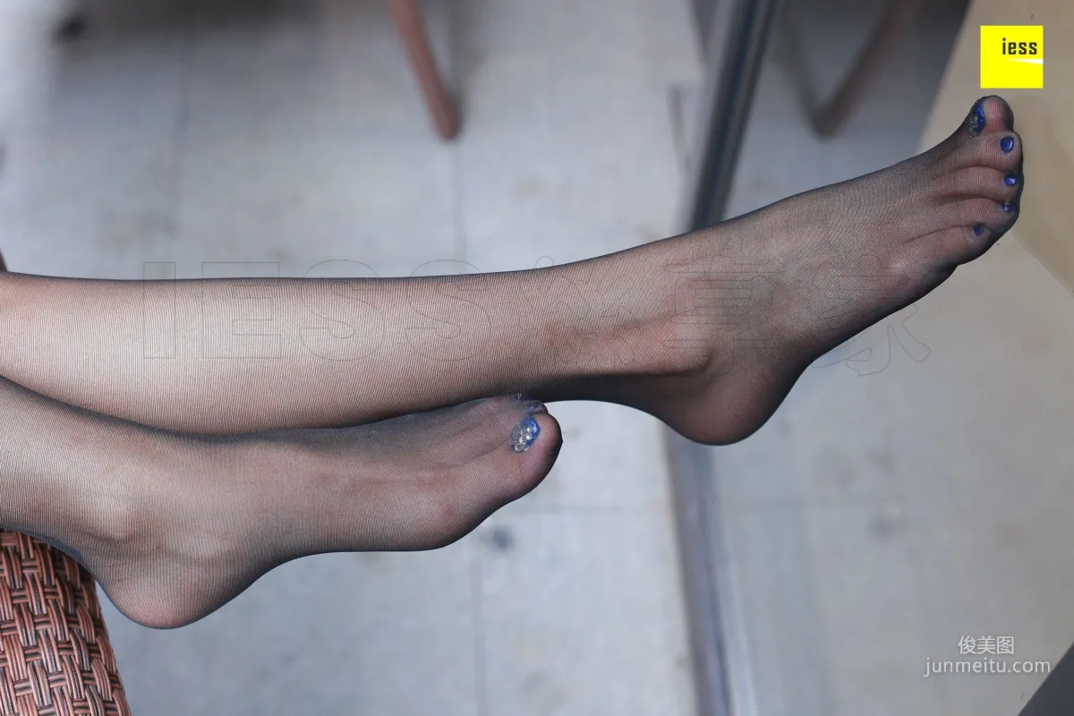 Lama Junjun "Office Lady Hot Mom Plays with Shoes Outdoors" [IESS] Silk Enjoyer 256 Photo Set photo 64