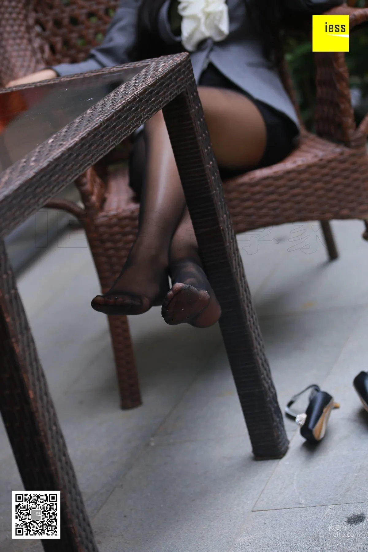 Lama Junjun "Office Lady Hot Mom Plays with Shoes Outdoors" [IESS] Silk Enjoyer 256 Photo Set photo 26