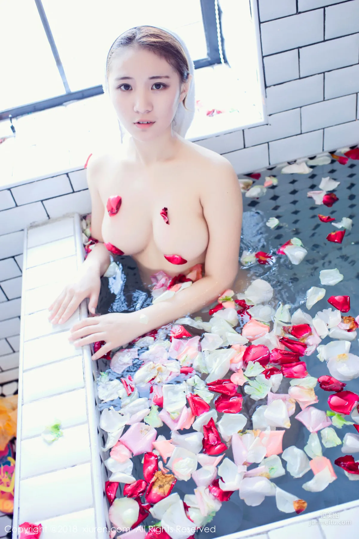 Jiujiu Aimee, Beautiful Petal Bath + Little M Feather Hand Shot [XiuRen] No.1050 Photo Set photo 12