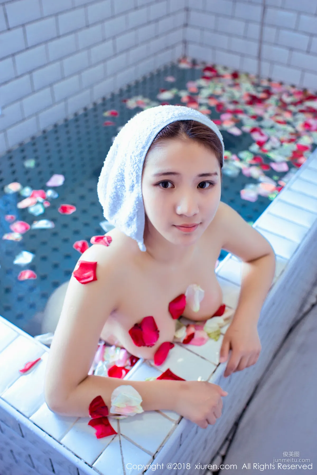 Jiujiu Aimee, Beautiful Petal Bath + Little M Feather Hand Shot [XiuRen] No.1050 Photo Set photo 11