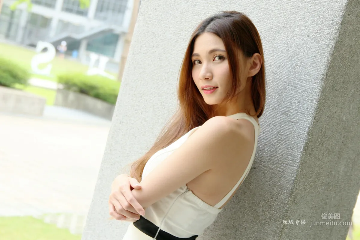 [Taiwan Beauties] Cai Yixin, Studio Shoot + Outdoor Shoot, OL Goddess Outfit, Three Sets of Clothing Photo Set photo 27