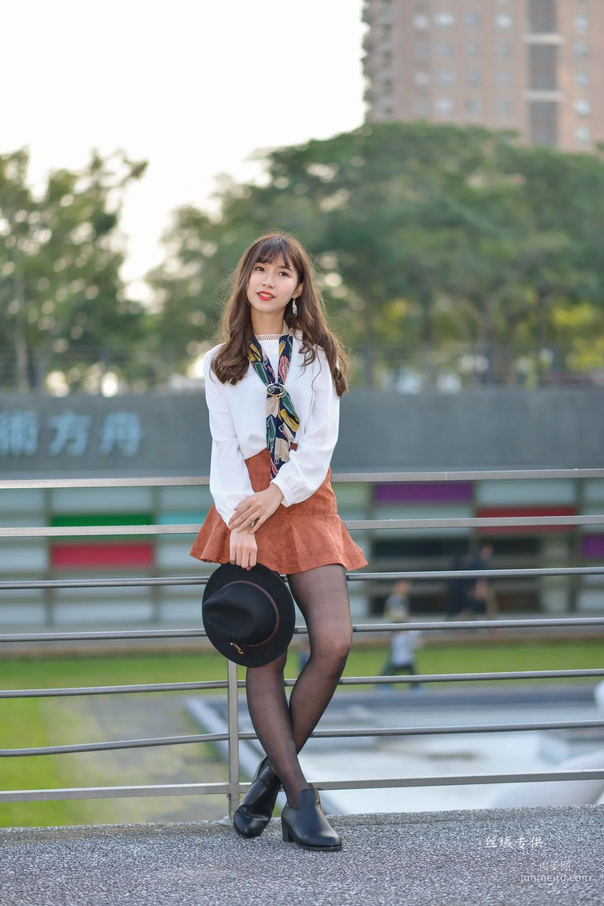 [Taiwan Beauties] Ti Ti, National Taiwan Museum of Fine Arts. Fashion, Black Stockings Girl Short Skirt Street Snap Photo Set photo 49