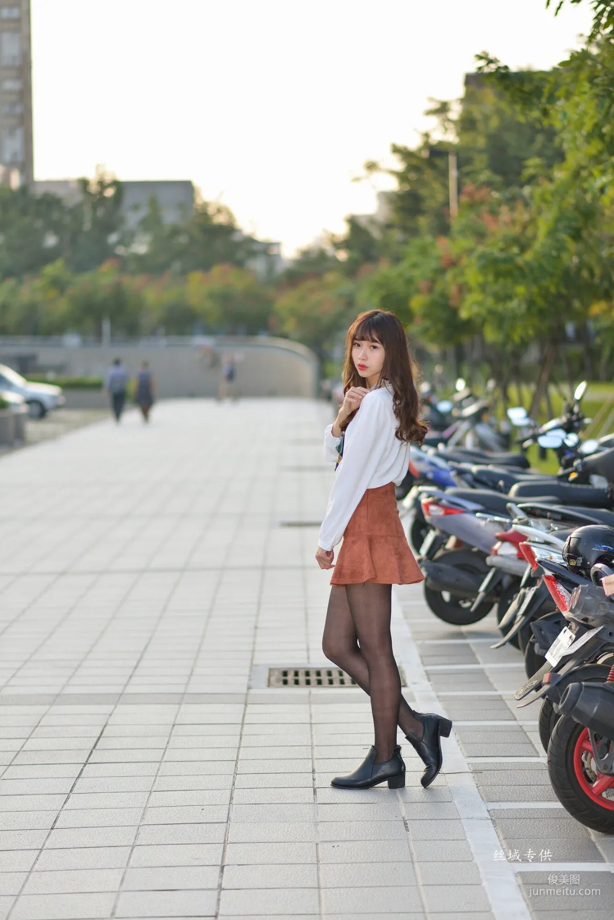 [Taiwan Beauties] Ti Ti, National Taiwan Museum of Fine Arts. Fashion, Black Stockings Girl Short Skirt Street Snap Photo Set photo 117