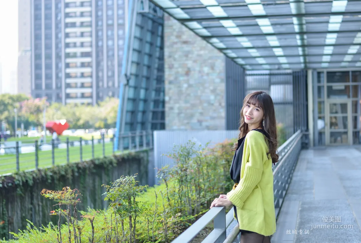 [Taiwan Beauties] Ti Ti National Taiwan Museum of Fine Arts. Fashion Black Stockings Street Snap Photo Set photo 1
