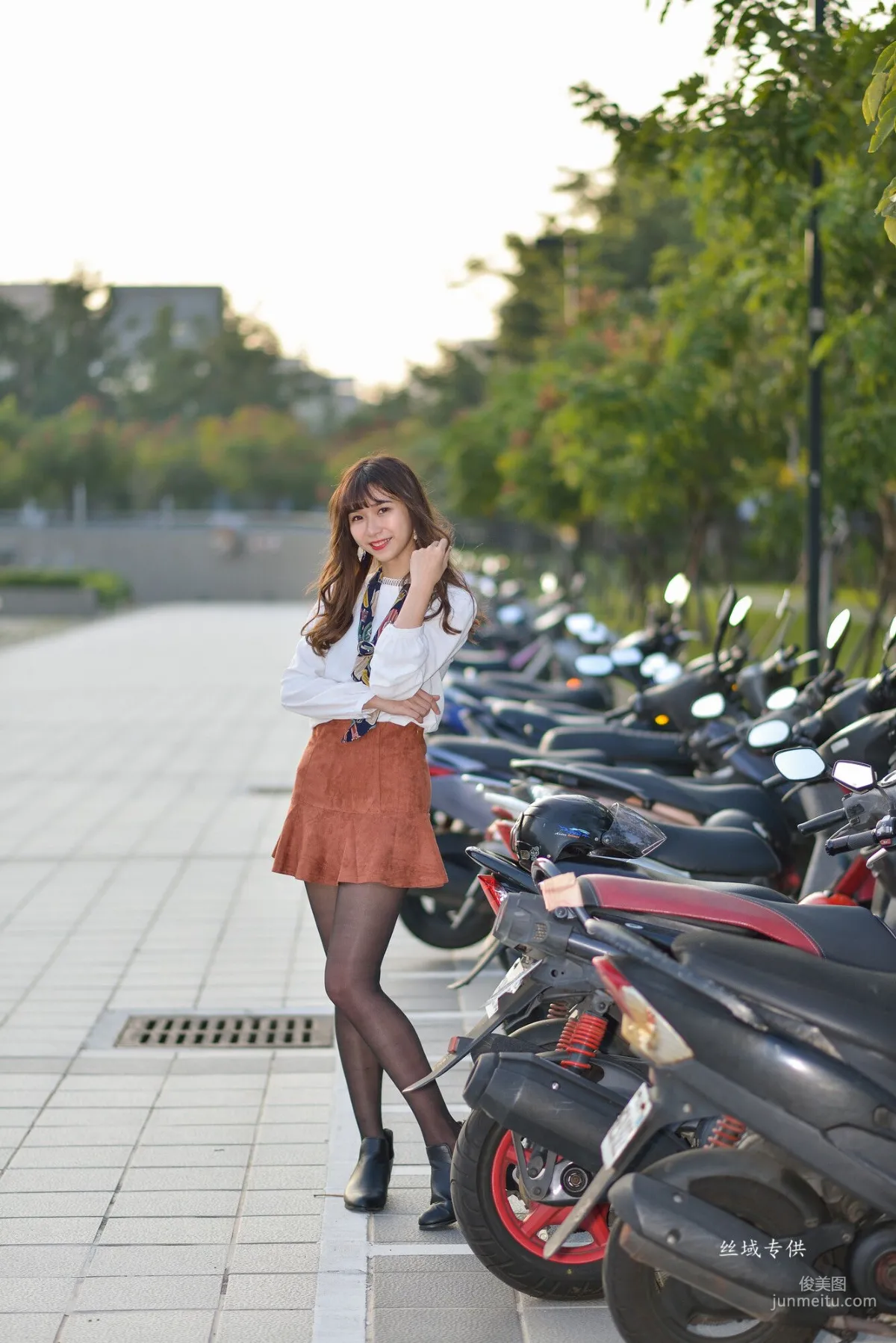 [Taiwan Beauties] Ti Ti, National Taiwan Museum of Fine Arts. Fashion, Black Stockings Girl Short Skirt Street Snap Photo Set photo 115