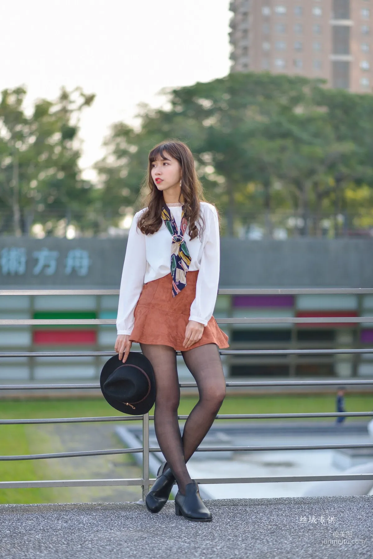 [Taiwan Beauties] Ti Ti, National Taiwan Museum of Fine Arts. Fashion, Black Stockings Girl Short Skirt Street Snap Photo Set photo 51