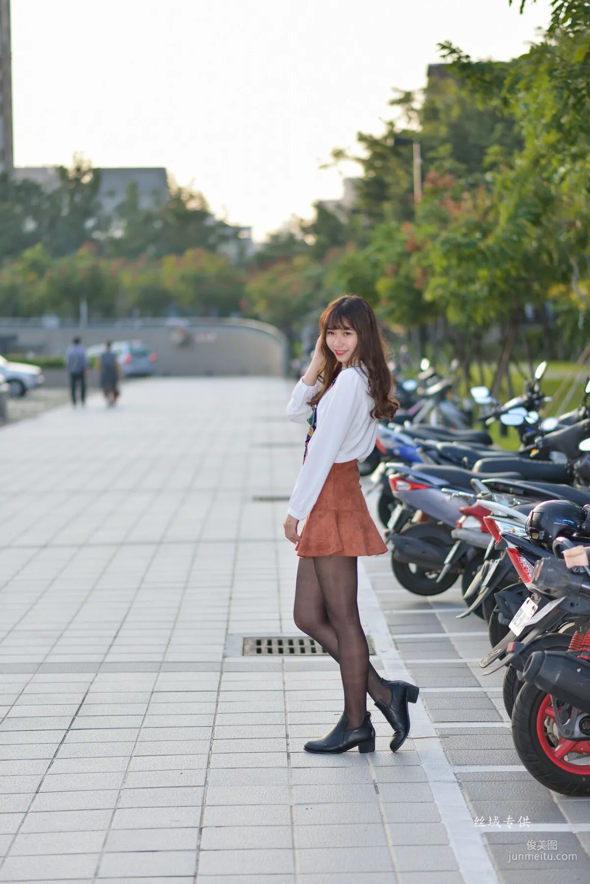 [Taiwan Beauties] Ti Ti, National Taiwan Museum of Fine Arts. Fashion, Black Stockings Girl Short Skirt Street Snap Photo Set photo 116