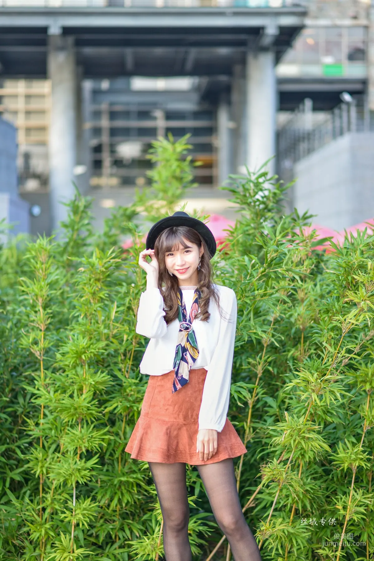 [Taiwan Beauties] Ti Ti, National Taiwan Museum of Fine Arts. Fashion, Black Stockings Girl Short Skirt Street Snap Photo Set photo 2
