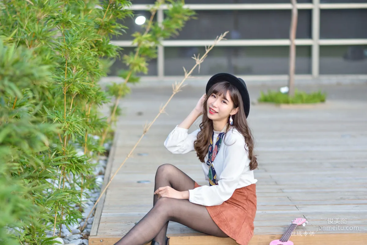 [Taiwan Beauties] Ti Ti, National Taiwan Museum of Fine Arts. Fashion, Black Stockings Girl Short Skirt Street Snap Photo Set photo 14