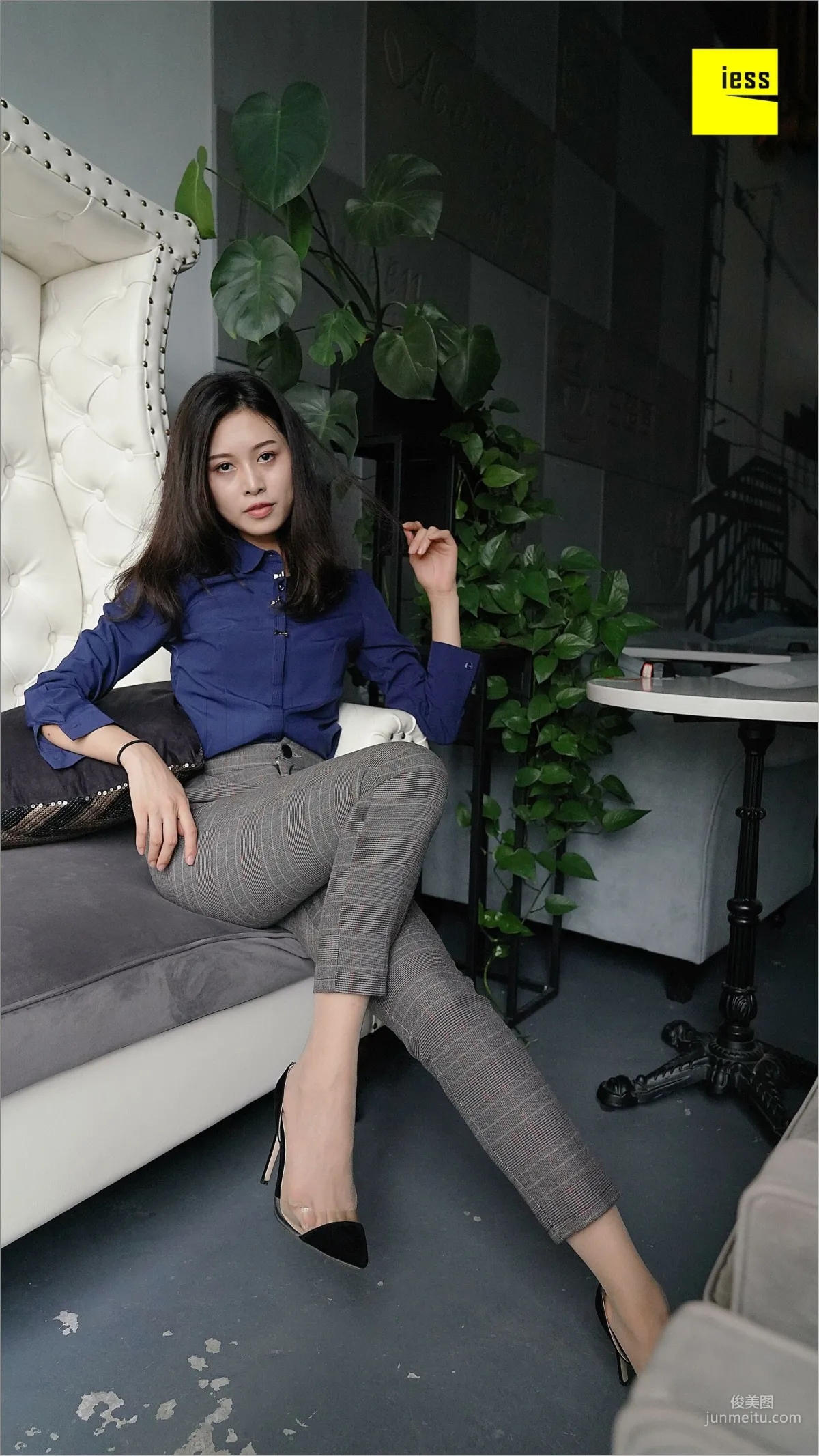 Qiu Zhuguan, Qiu Zhuguan in Long Pants [IESS] Silk Feet Bento 261 Photo Set photo 22