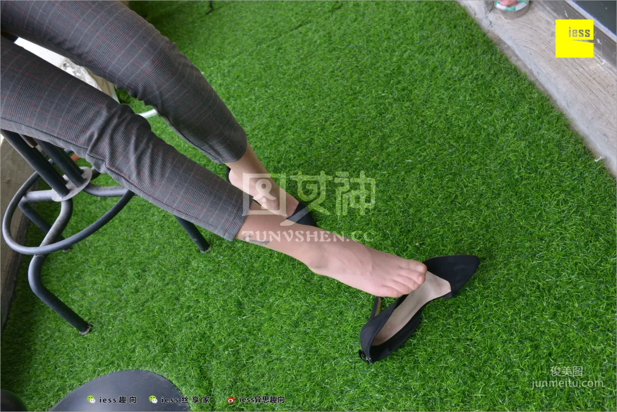 Xiao Xiao, Short Stockings, Long Pants and the Workplace [IESS] Silk Feet Bento 241 Photo Set photo 74