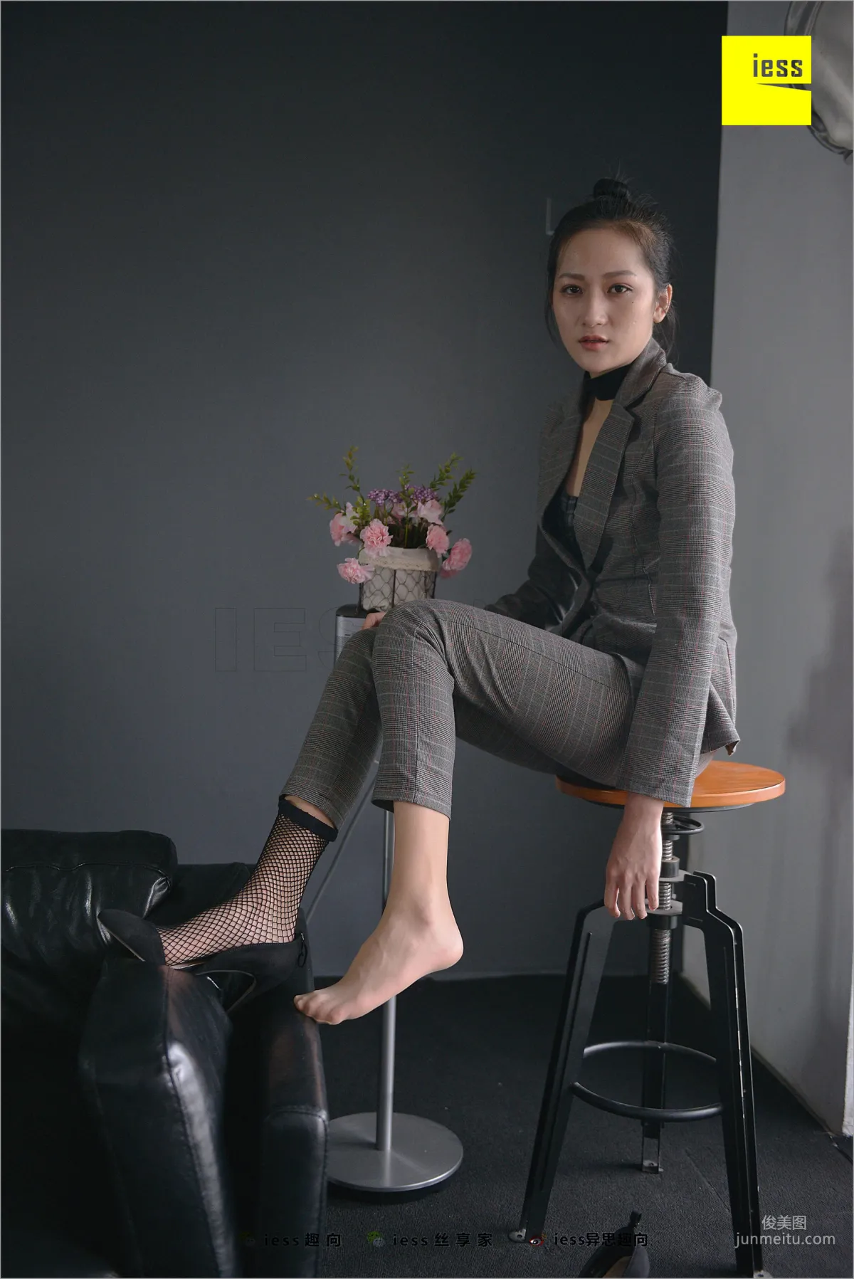 Xiao Xiao, Short Stockings, Long Pants and the Workplace [IESS] Silk Feet Bento 241 Photo Set photo 31